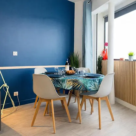 Parrots-porte D'orleans-wifi By La Cle Des Expos In Apartment