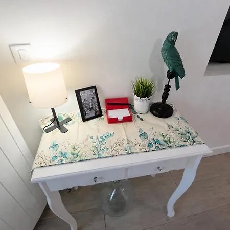 Parrots-porte D'orleans-wifi By La Cle Des Expos In Apartment
