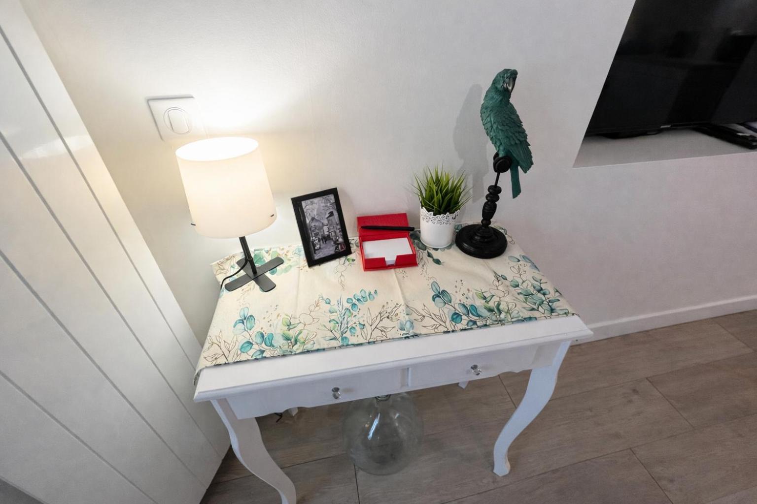 Parrots-porte D'orleans-wifi By La Cle Des Expos In Apartment